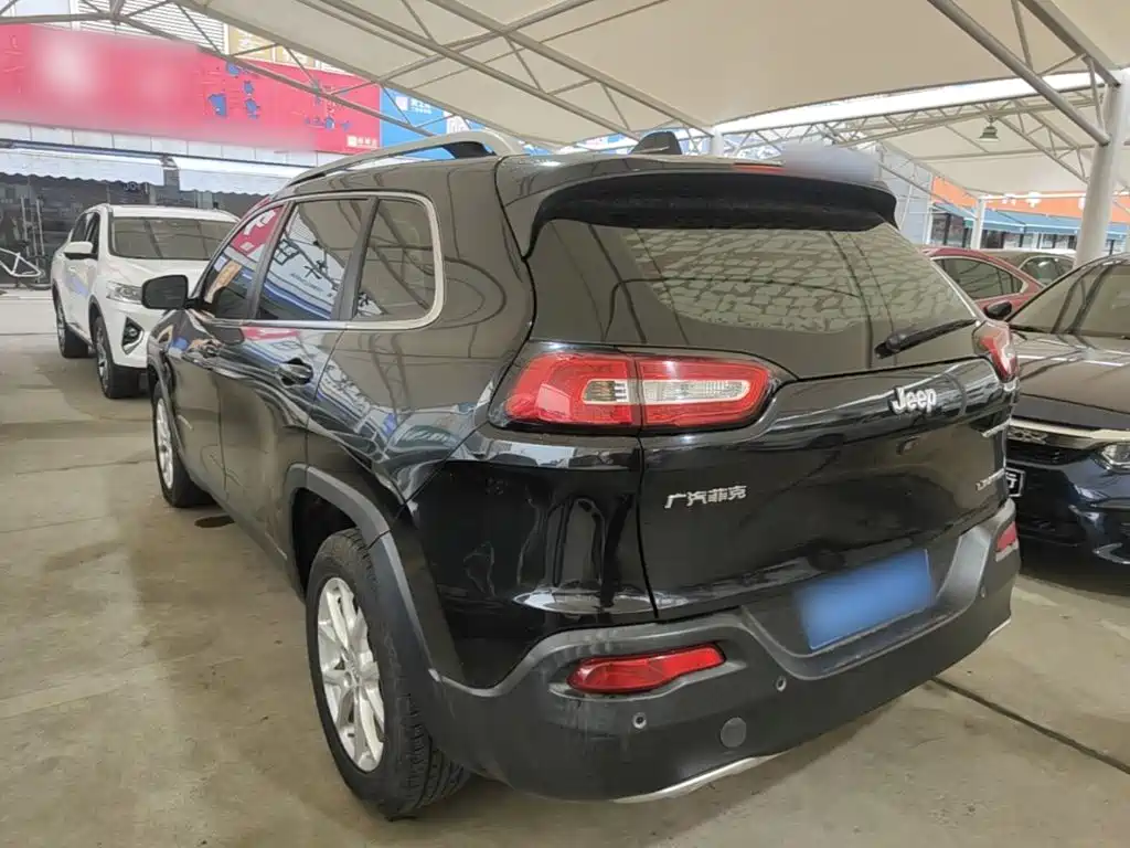 Jeep Cherokee — фото 5