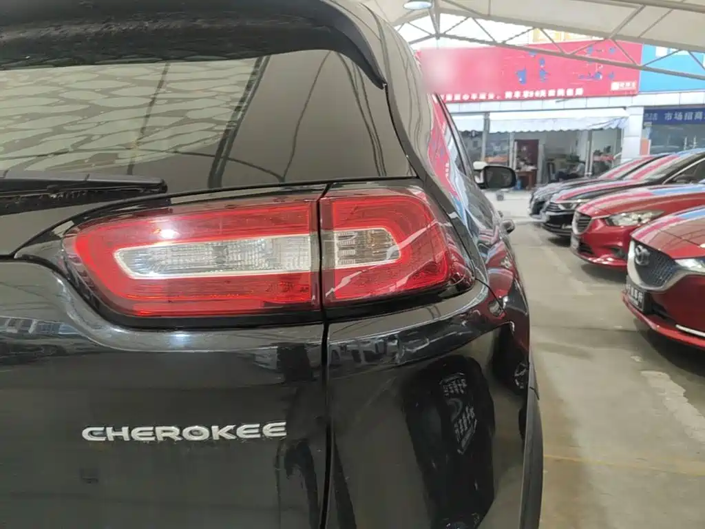 Jeep Cherokee — фото 8