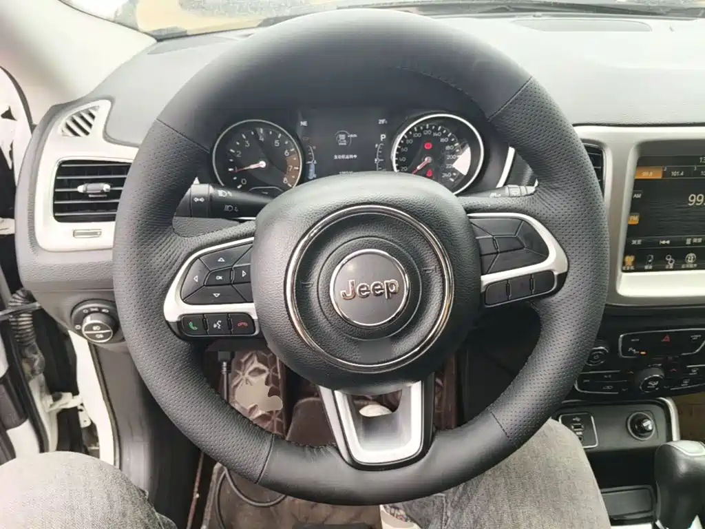 Jeep Compass — фото 11
