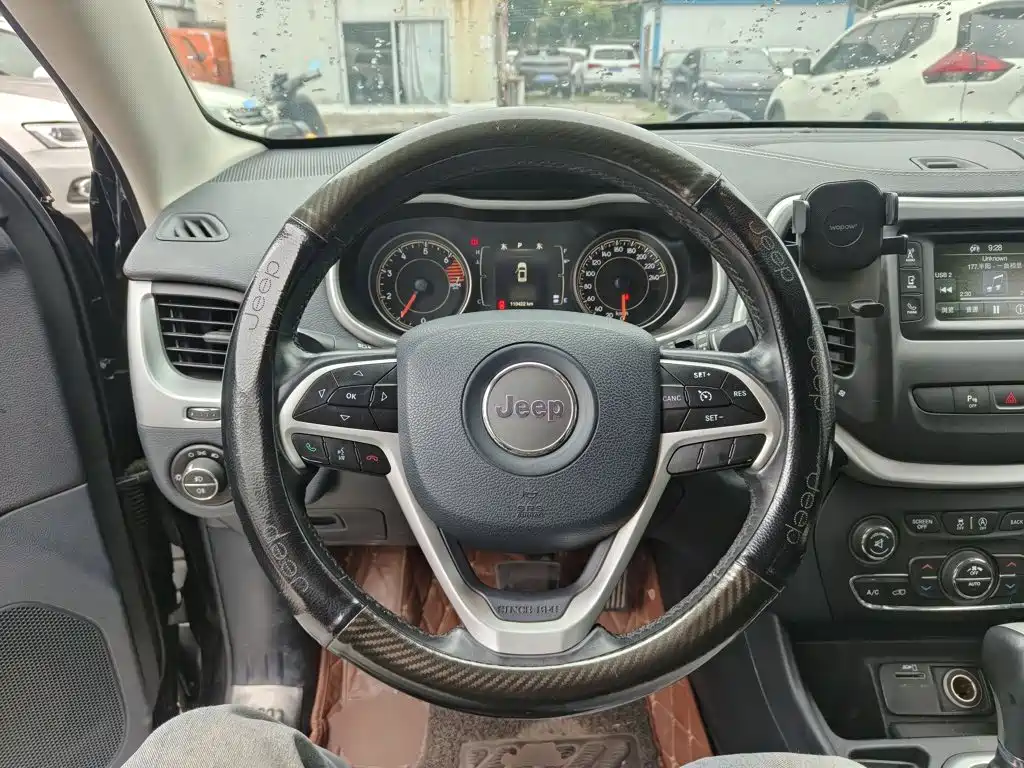 Jeep Cherokee — фото 11
