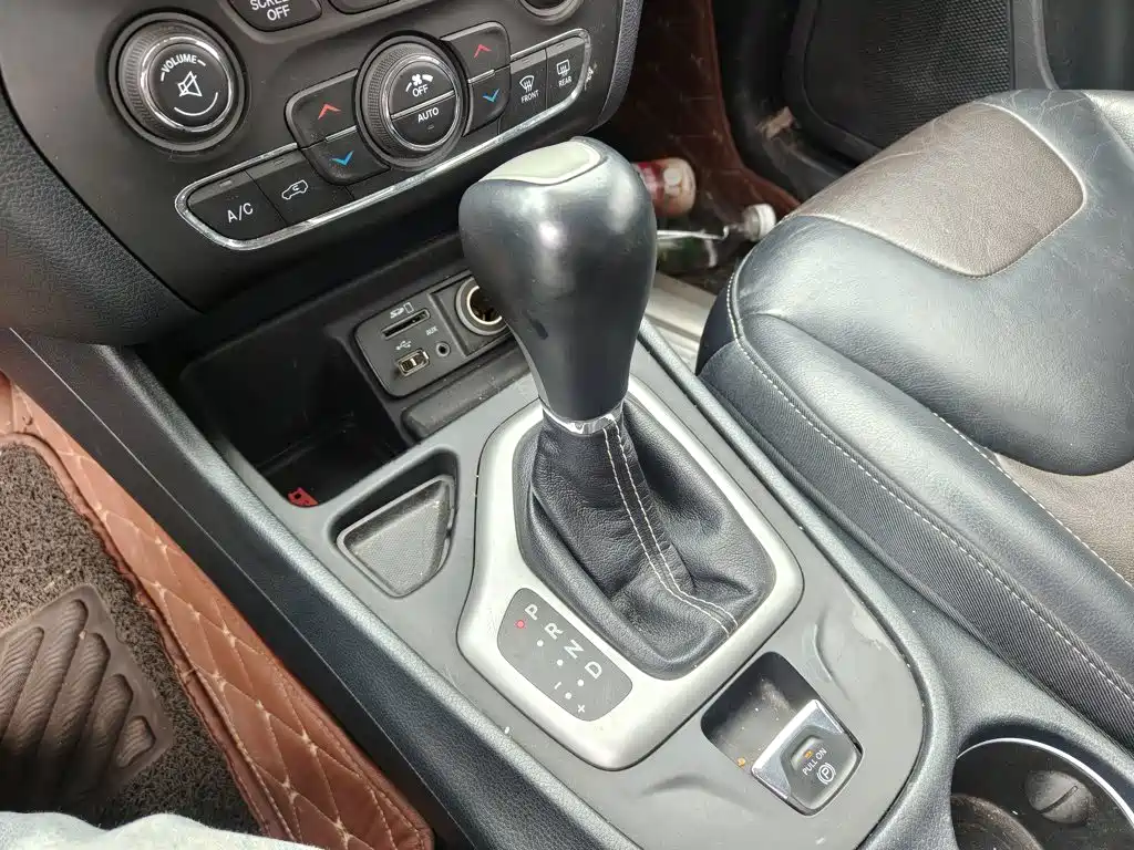 Jeep Cherokee — фото 14