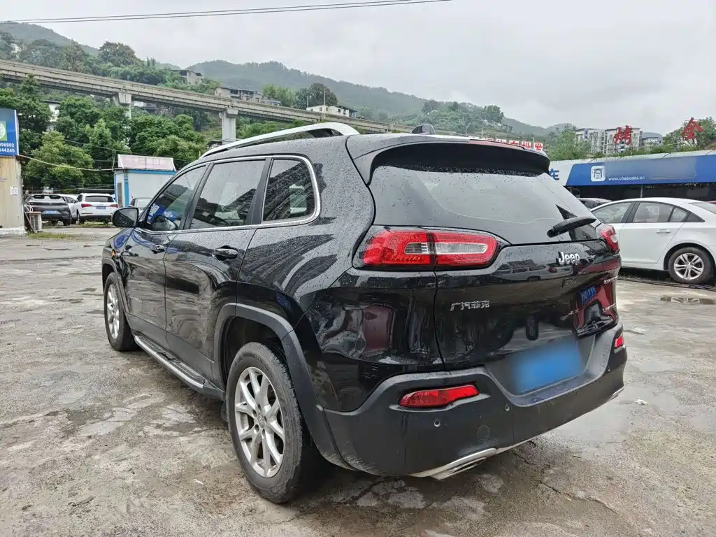 Jeep Cherokee — фото 5