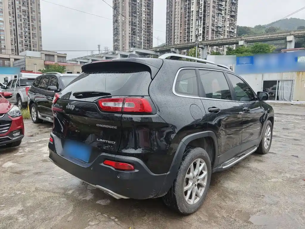Jeep Cherokee — фото 7