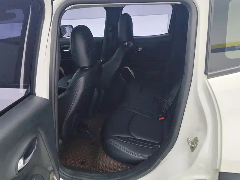 Jeep Renegade — фото 11
