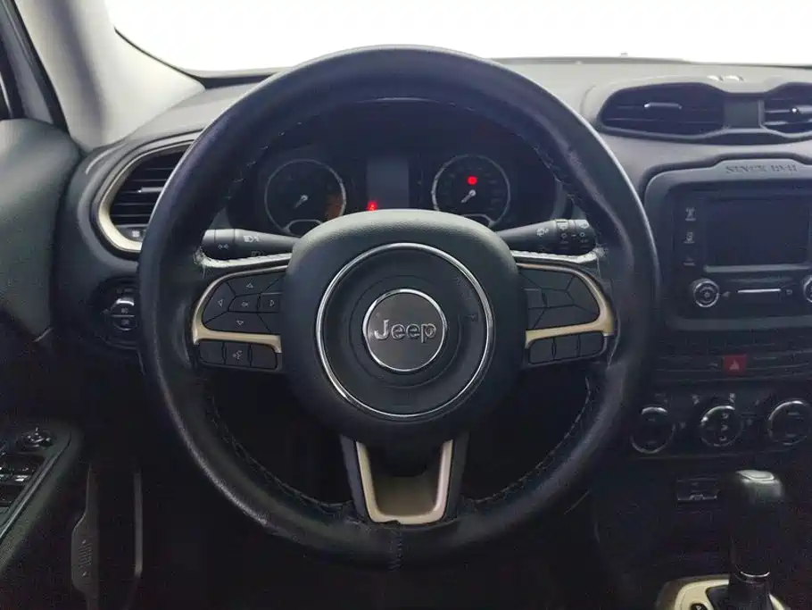 Jeep Renegade — фото 15
