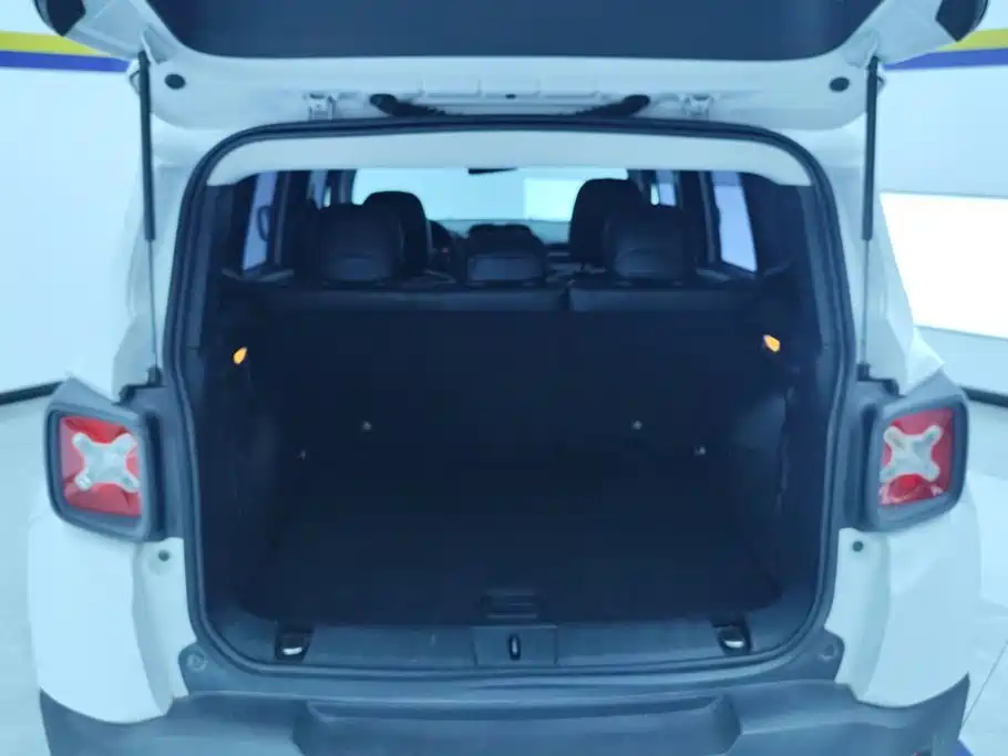 Jeep Renegade — фото 4