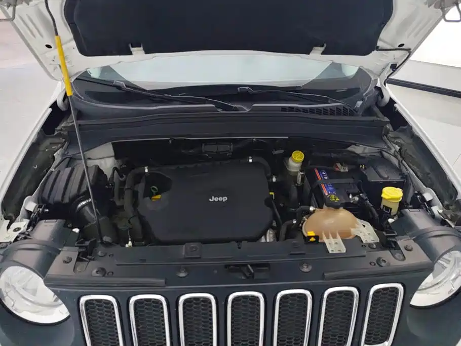 Jeep Renegade — фото 10