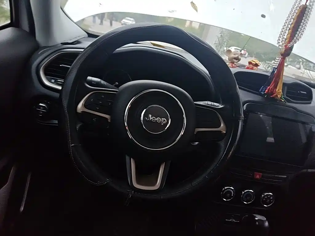 Jeep Renegade — фото 11