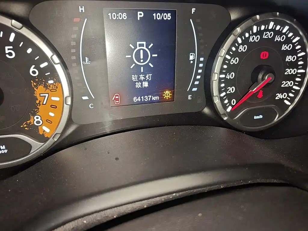 Jeep Renegade — фото 13
