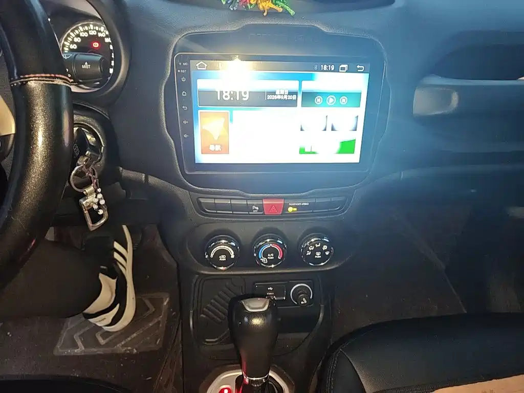 Jeep Renegade — фото 14