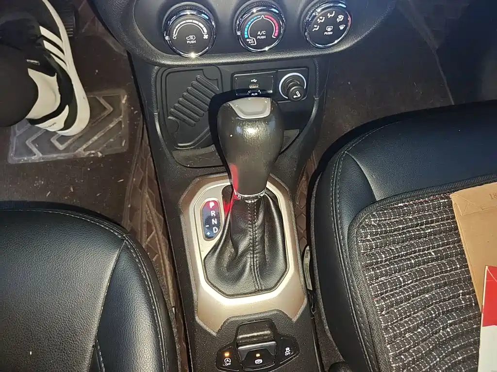 Jeep Renegade — фото 15