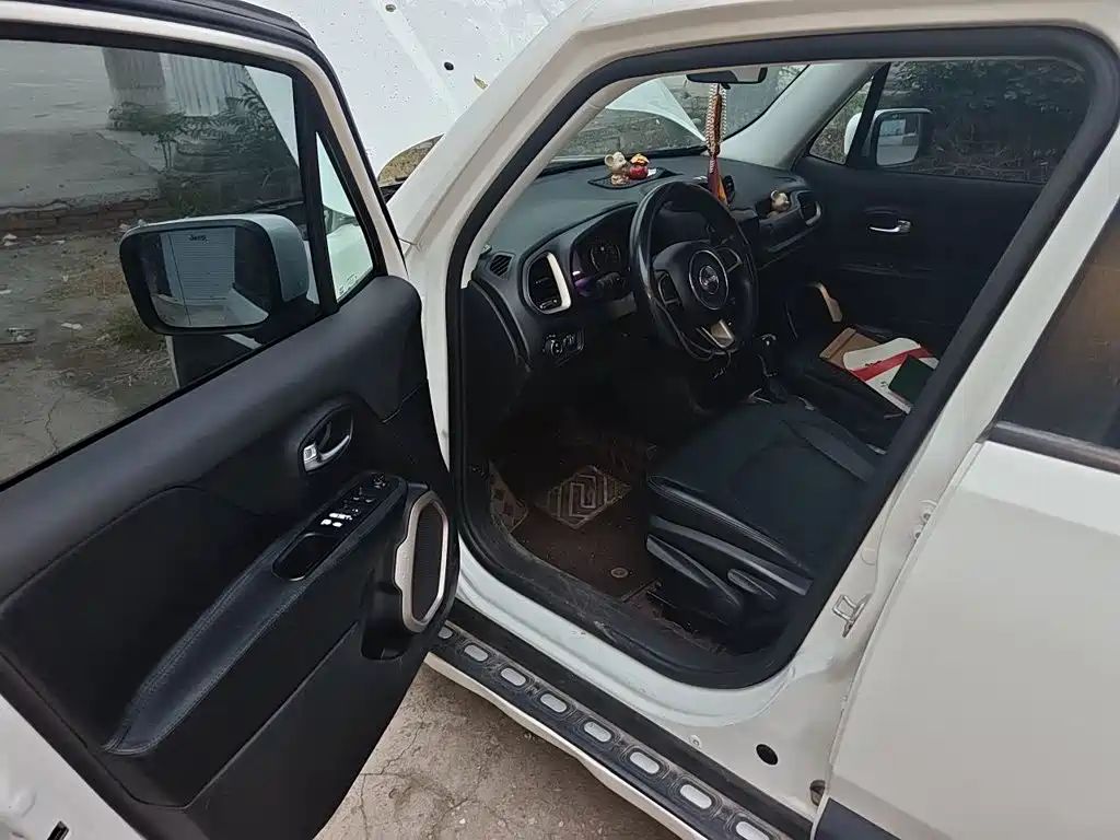 Jeep Renegade — фото 17