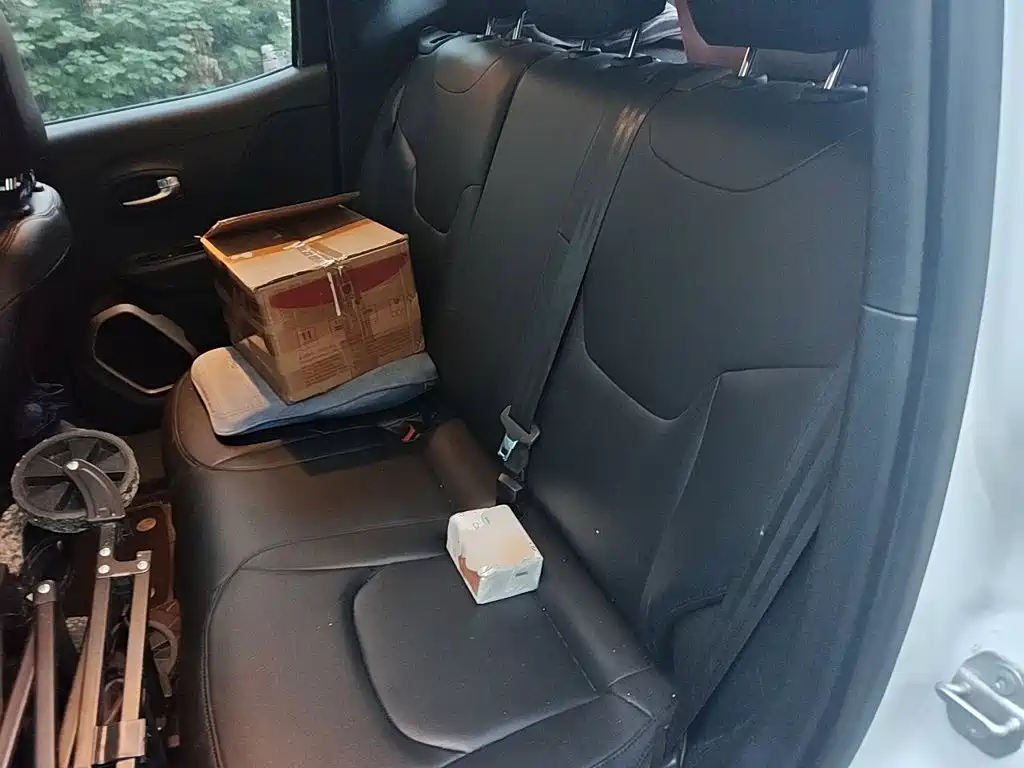 Jeep Renegade — фото 18