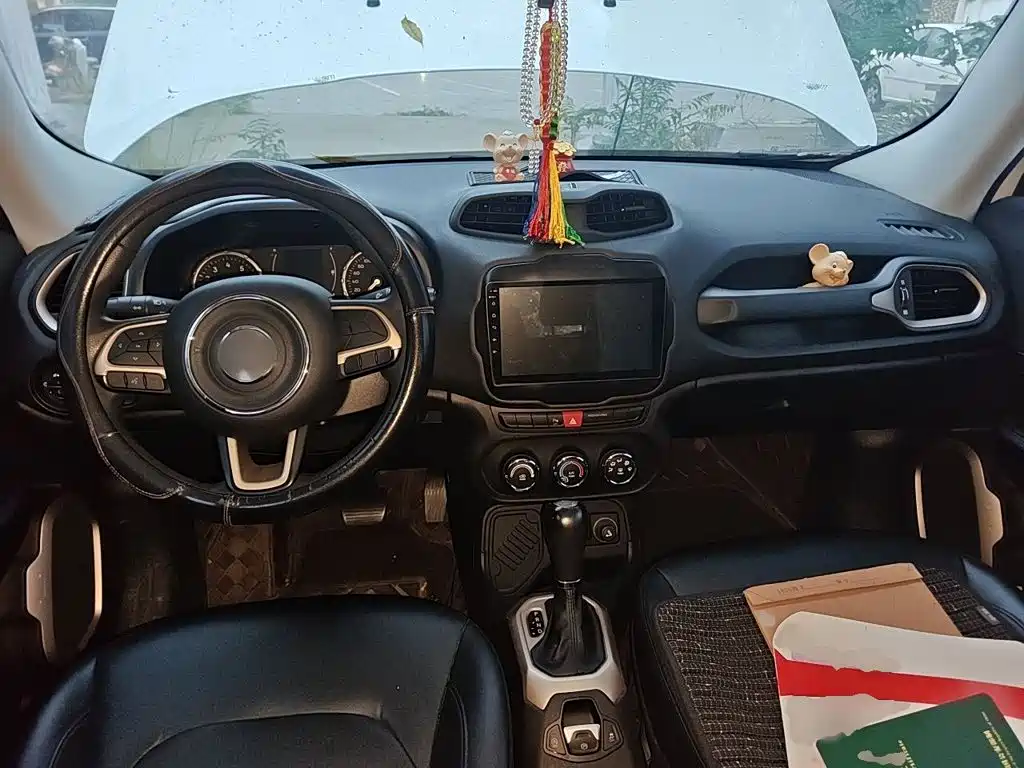 Jeep Renegade — фото 10