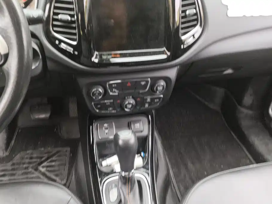 Jeep Compass — фото 13