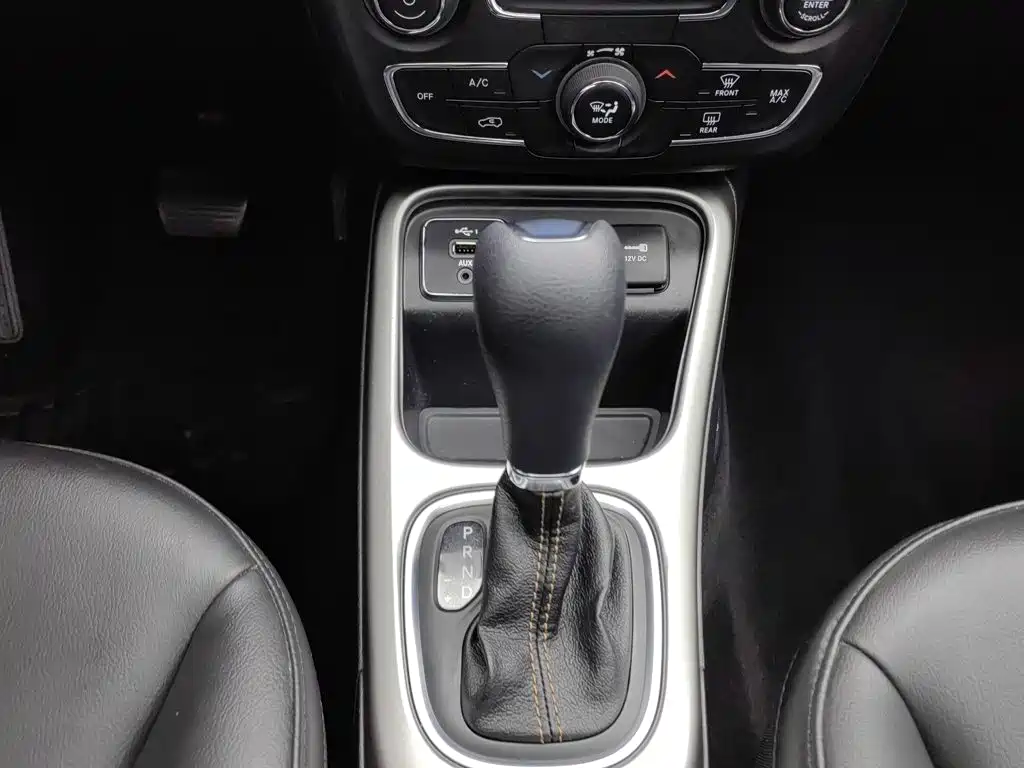 Jeep Compass — фото 13