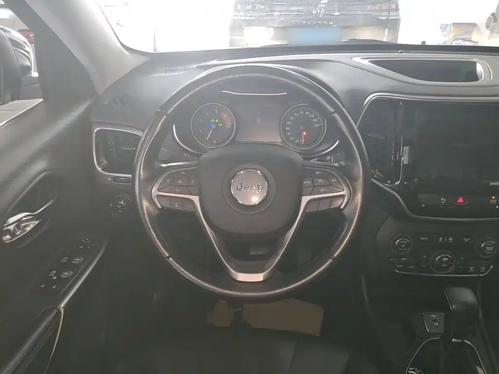 Jeep Cherokee — фото 11