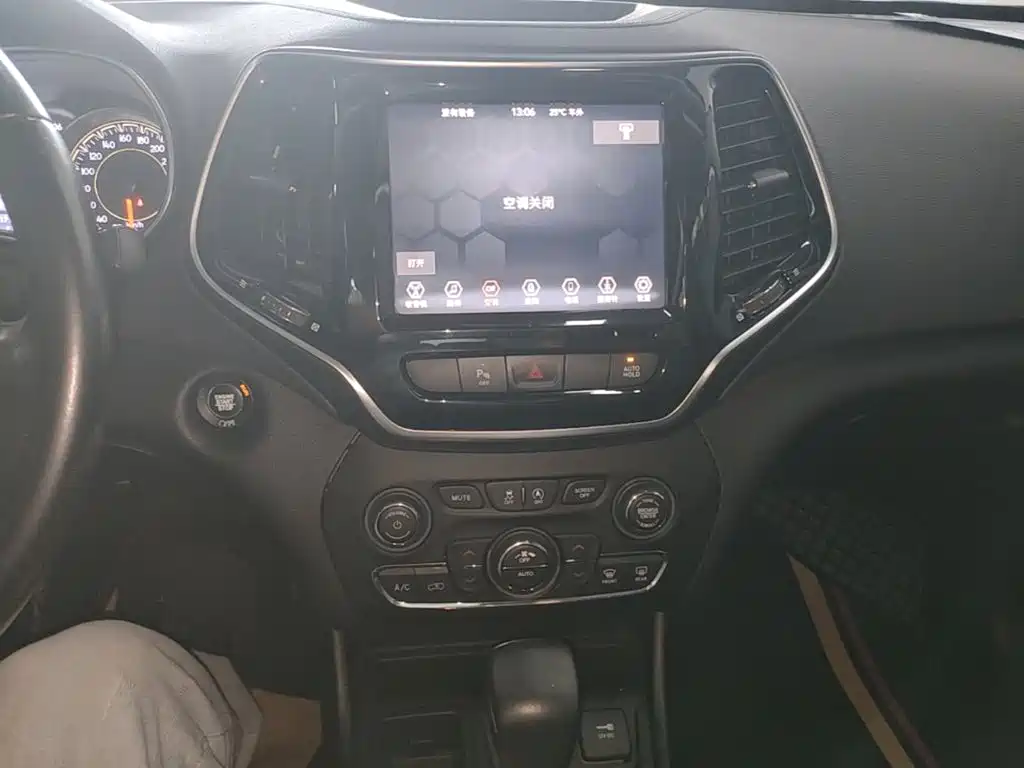 Jeep Cherokee — фото 13