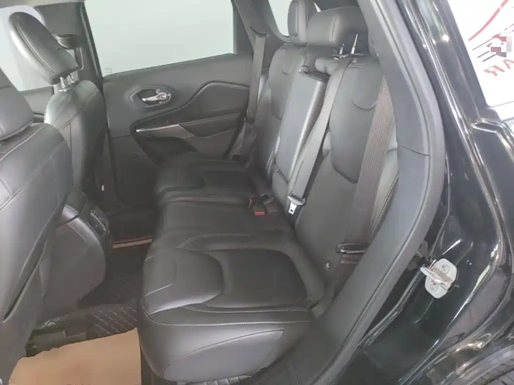 Jeep Cherokee — фото 17