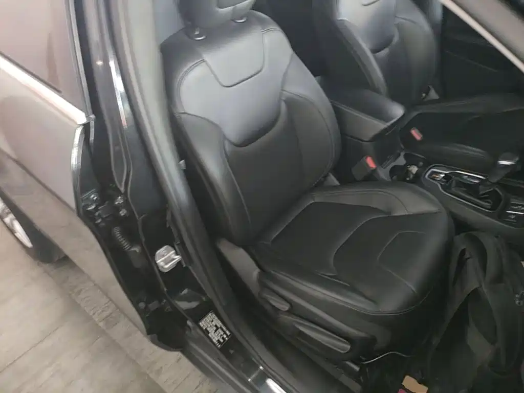 Jeep Cherokee — фото 25