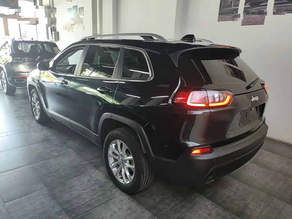 Jeep Cherokee — фото 5
