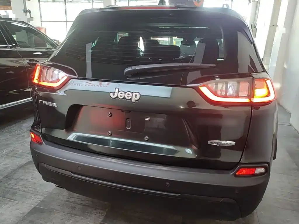 Jeep Cherokee — фото 6