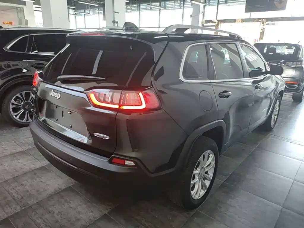 Jeep Cherokee — фото 7