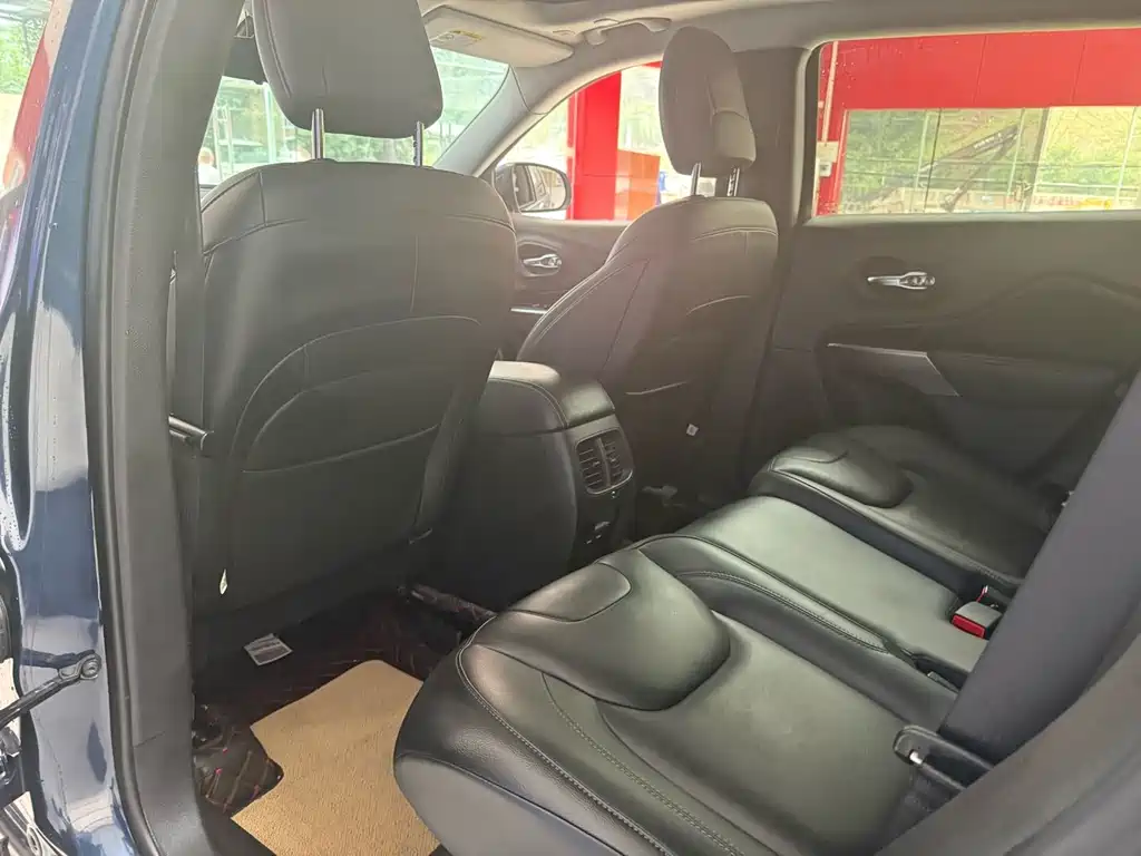 Jeep Cherokee — фото 5