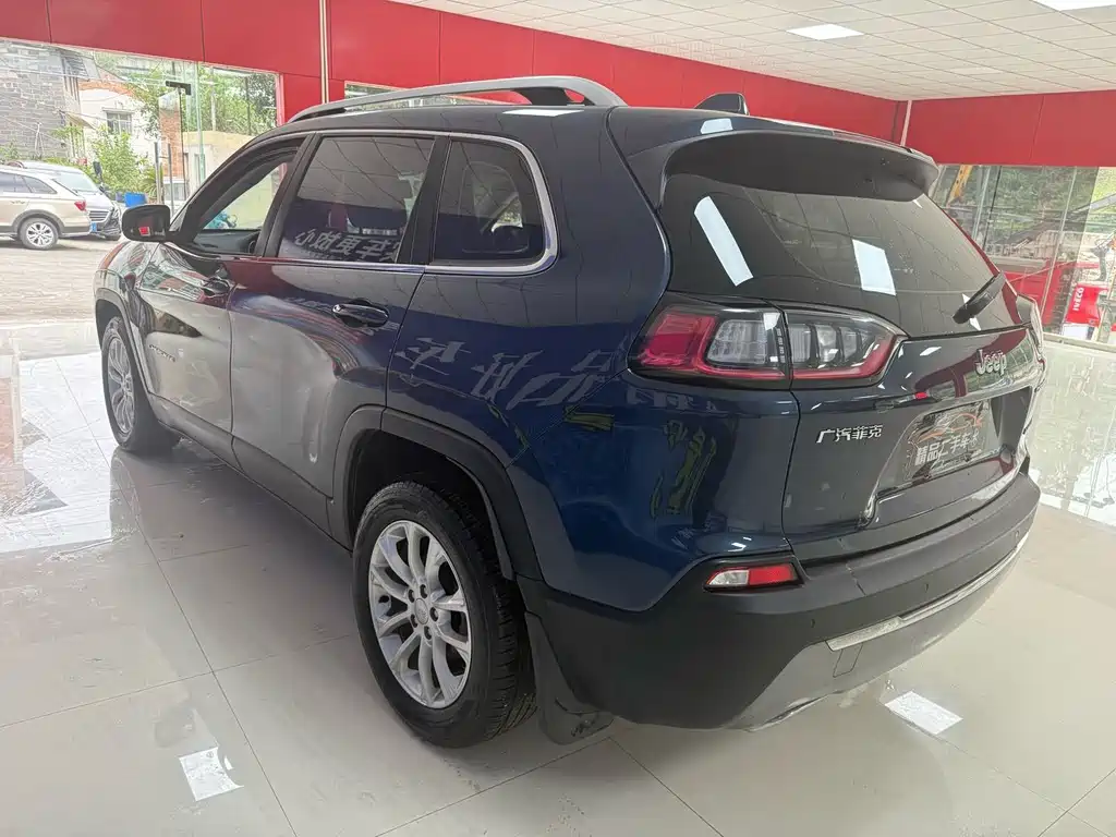 Jeep Cherokee — фото 8