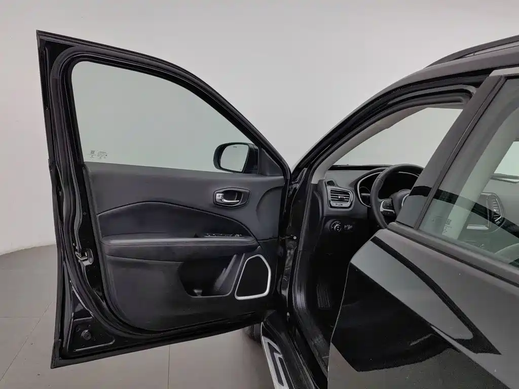 Jeep Compass — фото 8