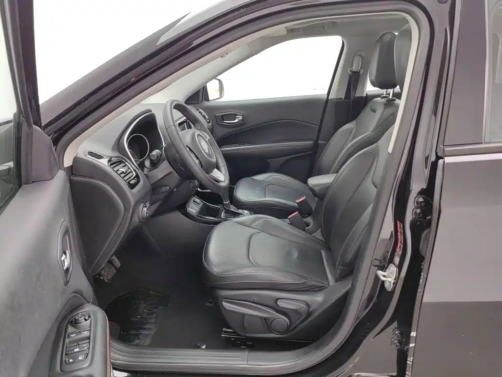 Jeep Compass — фото 10