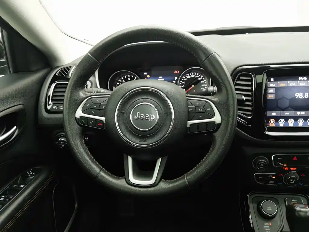 Jeep Compass — фото 11