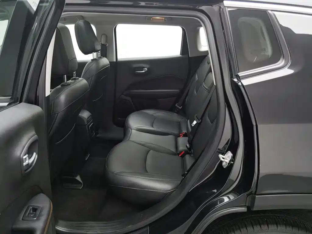 Jeep Compass — фото 15