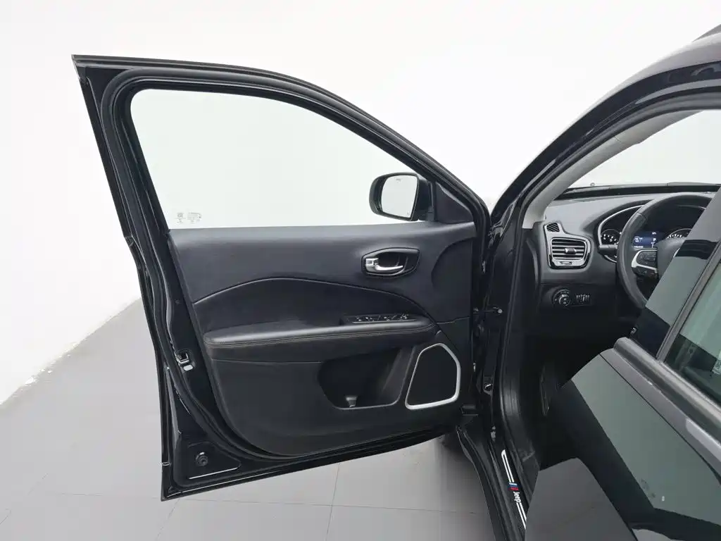 Jeep Compass — фото 8