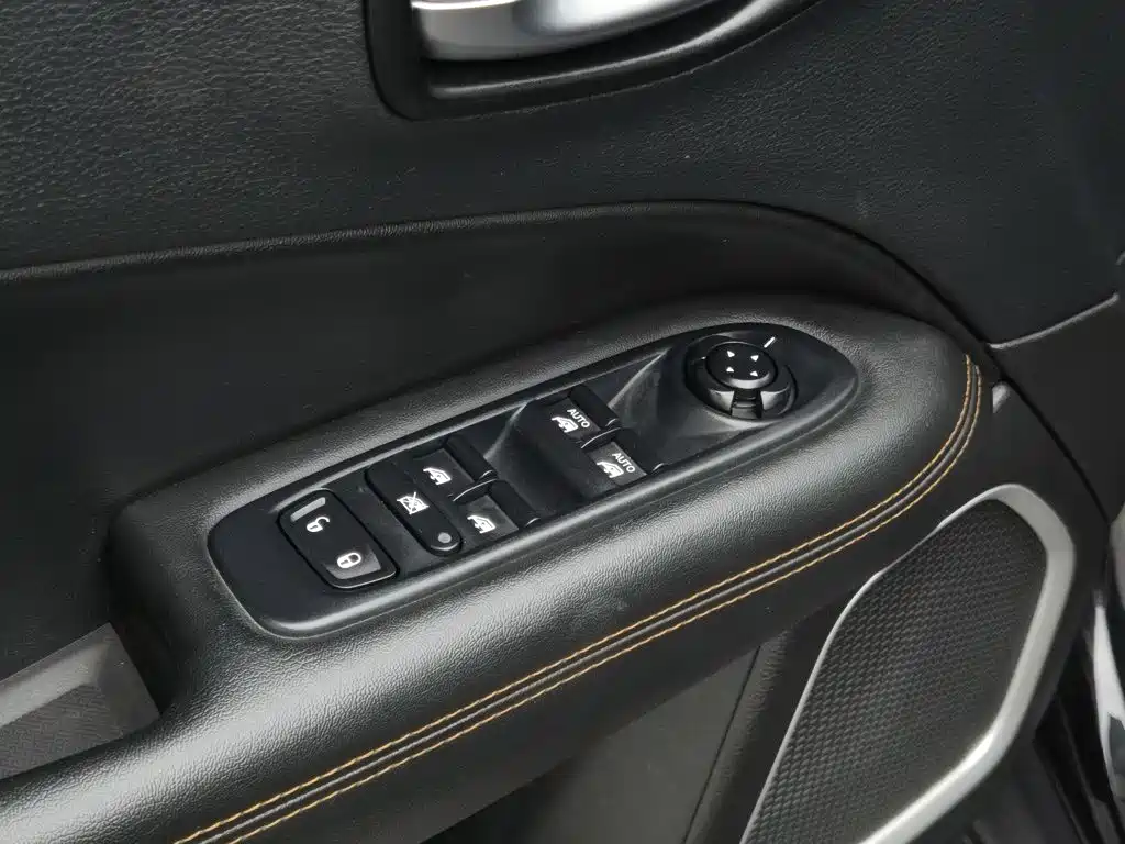 Jeep Compass — фото 9