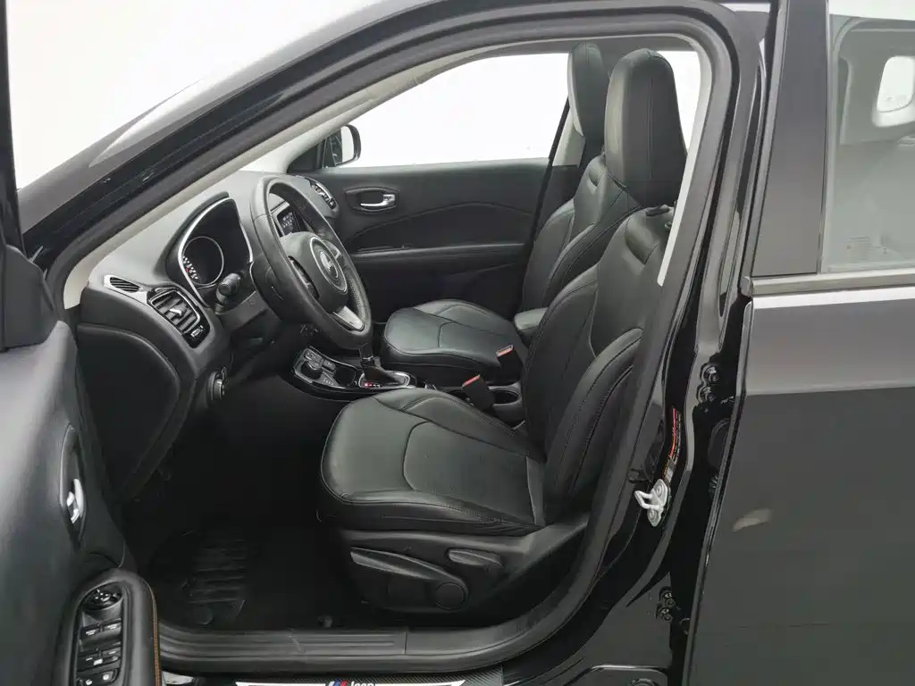 Jeep Compass — фото 10
