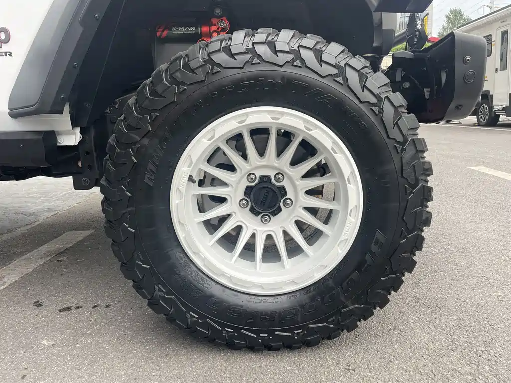 Jeep Wrangler — фото 11