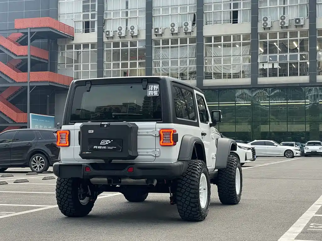 Jeep Wrangler — фото 6