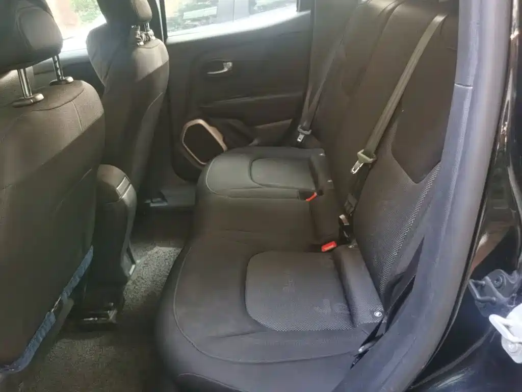 Jeep Renegade — фото 13