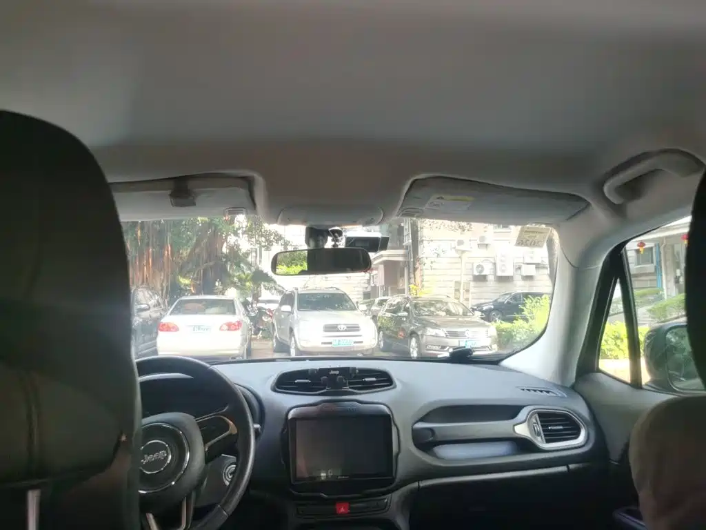 Jeep Renegade — фото 14