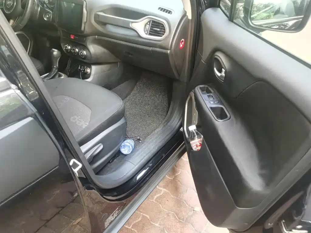 Jeep Renegade — фото 19