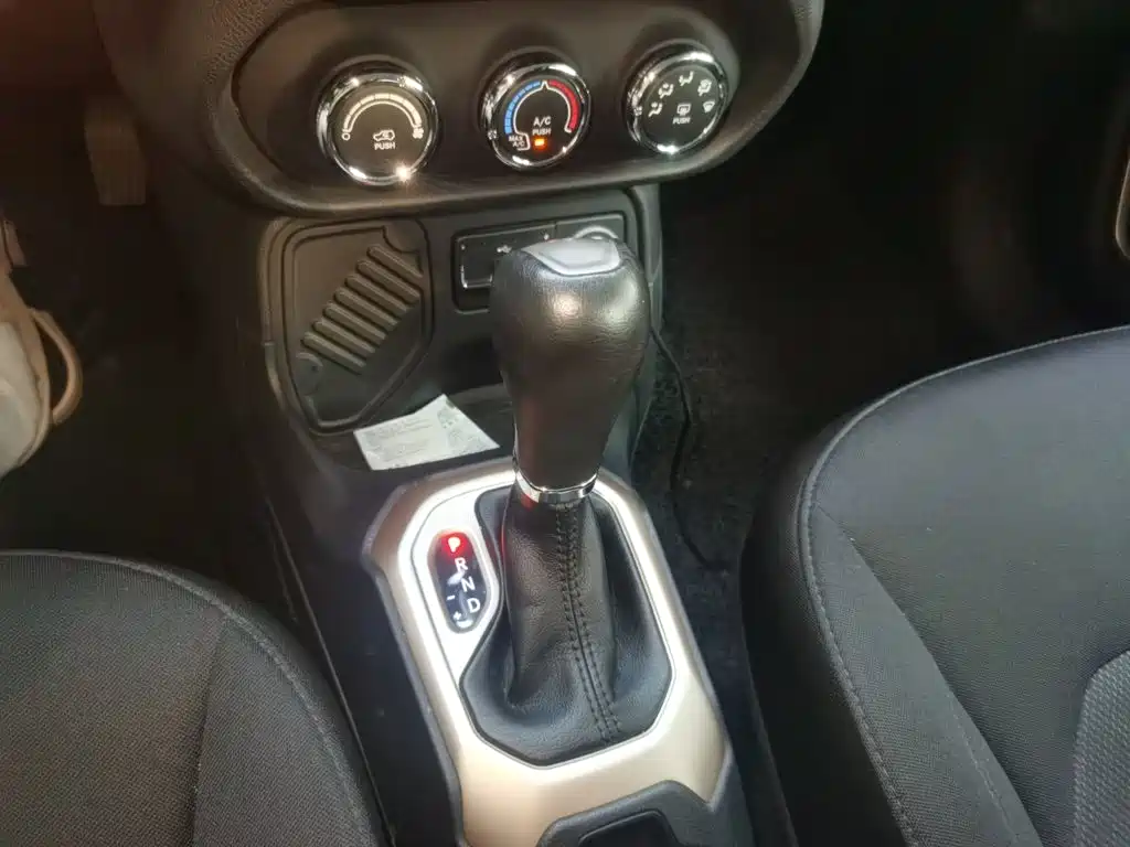 Jeep Renegade — фото 10