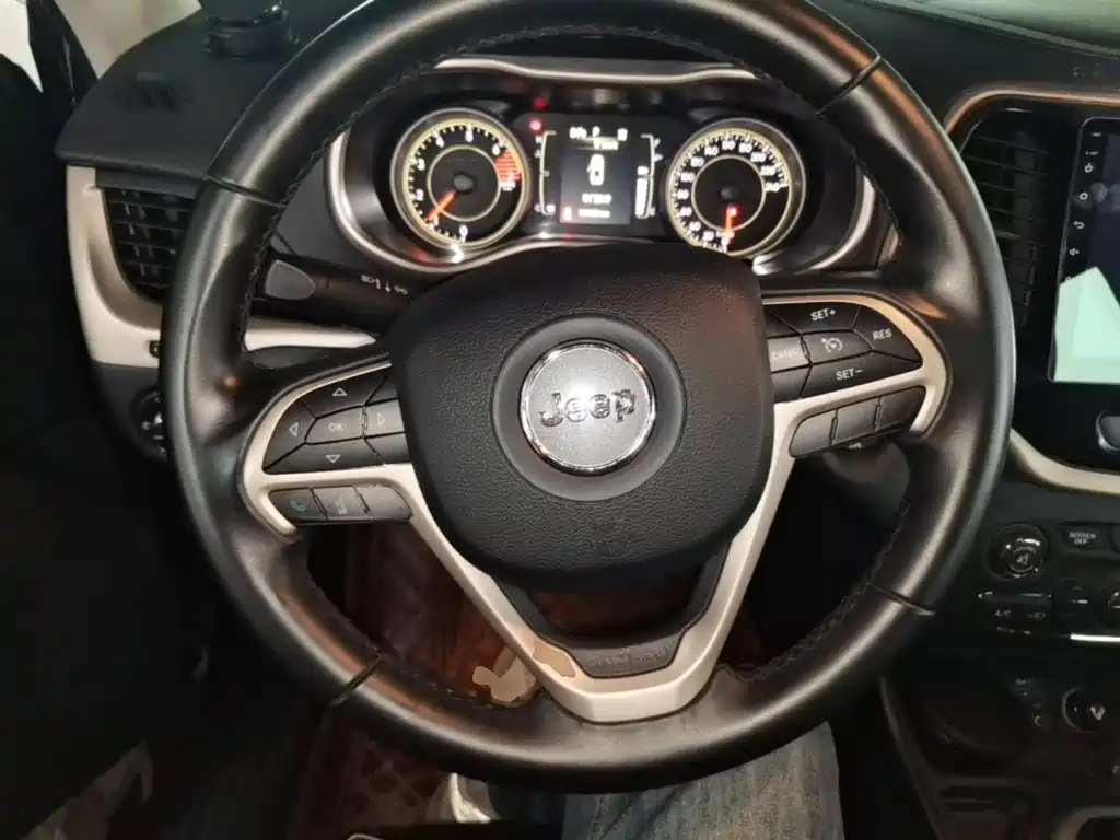 Jeep Cherokee — фото 11