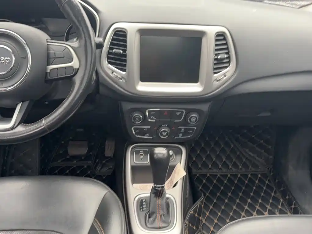 Jeep Compass — фото 15