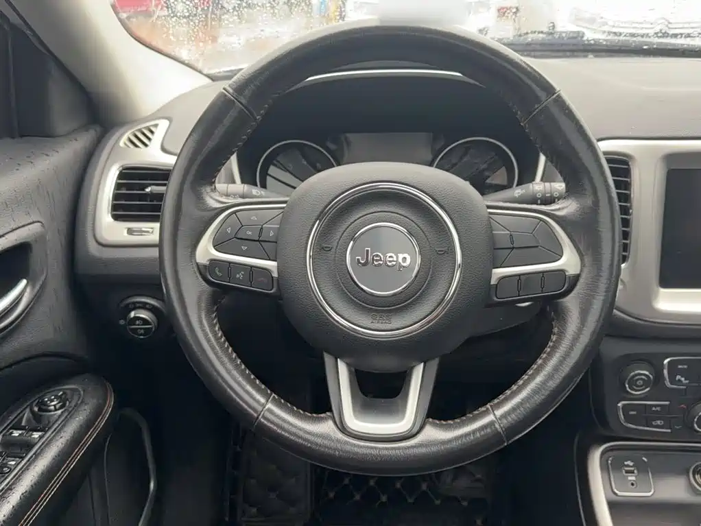 Jeep Compass — фото 16