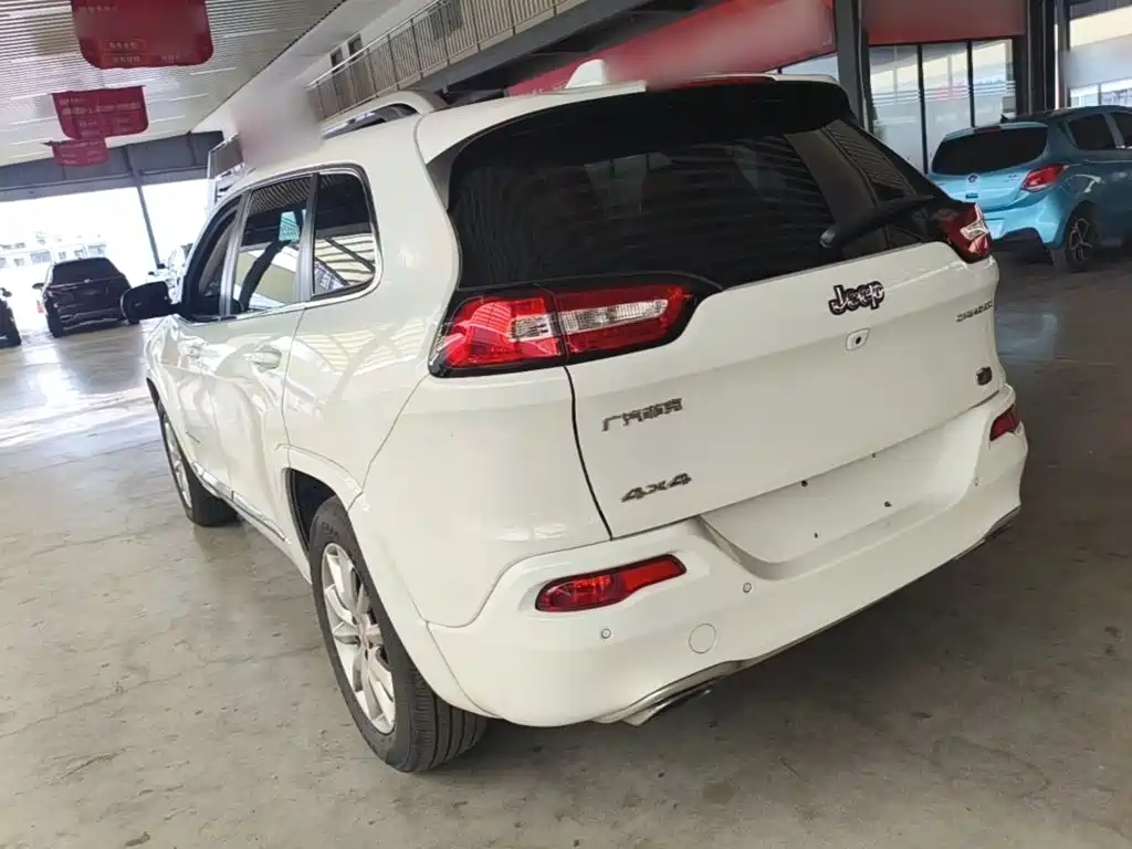 Jeep Cherokee — фото 5