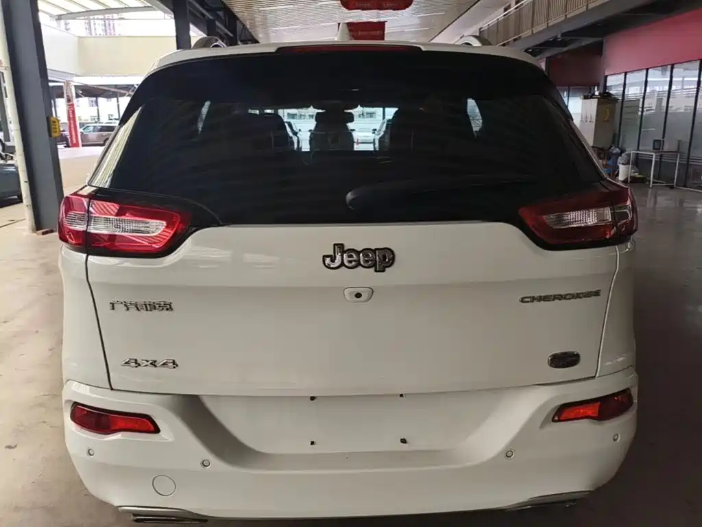 Jeep Cherokee — фото 6