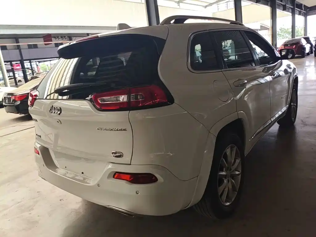 Jeep Cherokee — фото 7