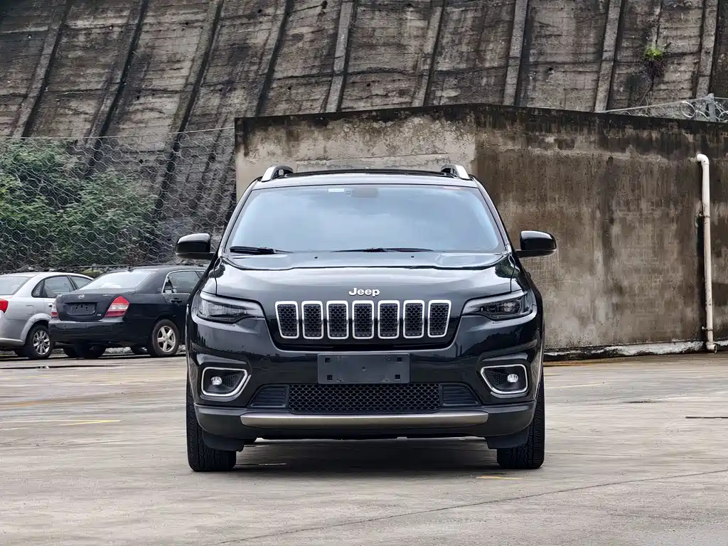 Jeep Cherokee — фото 2
