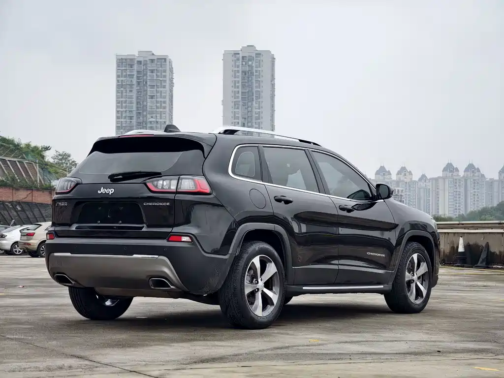 Jeep Cherokee — фото 21